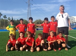 El prebenjamín A 2009 del C.F. La Nucía junto a su entrenador Salva Gómez