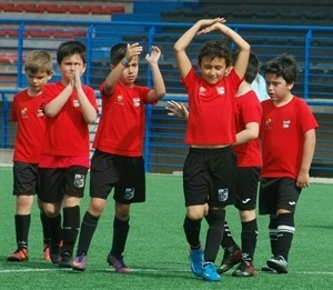 El prebenjamín "A" 2009 saludando al final del partido