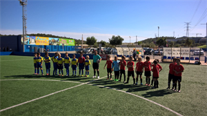 El prebenjamín "B" del C.F. La Nucía saludando antes de su partido ante l'Alfàs del Pi