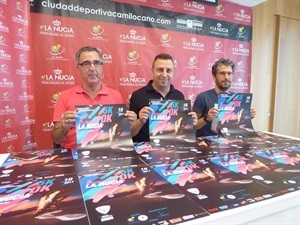 Pepe Brotons, gerente Grupo Brotons, junto con Sergio Villalba, concejal de Deportes y Fran Guzman, pte. Club Atletismo La Nucía, en la presentación de la 10 K