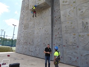 Sergio Villalba, concejal de Deportes, supervisó la inspección del Rocódromo