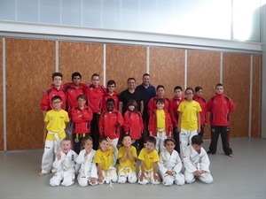 Bernabé Cano, alcalde de La Nucía y Sergio Villalba, concejal Deportes, junto a los miembros del Club TAE Taekwon-do ITF de La Nucía