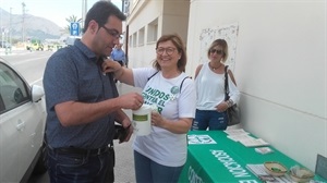 Un ciudadano nuciero realizando su donación en esta Campaña de Cuestación 2017