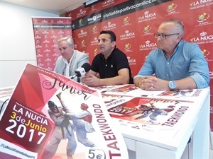 Bernabé Cano, alcalde de La Nucía, junto a Jesús Castellanos, pte. RFET y Víctor Pizarro, pte. Fed. Taekwondo Comunidad Valenciana en la rueda de prensa de la presentación