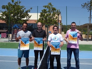 Sergio Villalba, concejal de Deportes, en la presentación del torneo junto a Ignacio Candela, representante Fisionatura, Antonio Benavente, pte. Club Tenis La Nucía y Alfonso Bacaicoa, organizador del torneo