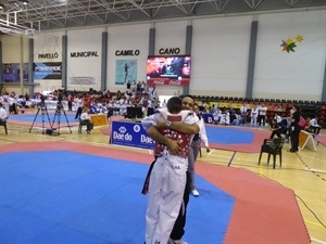 Alejandro Oteo y su entrenador celebrando un Oro para la Delegación Balear