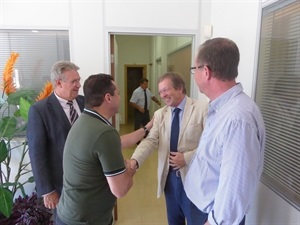 Bernabé Cano saludando al Embajador Holandes, Matthijs van Bonzel