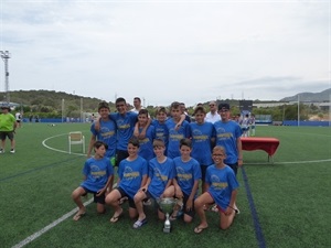 El Kelme C.F. Alevín "A" con su Copa de Campeones