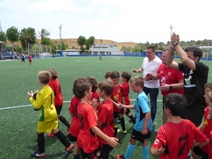 Sergio Villalba, concejal de Deportes, apoyó a los pequeños tras su derrota