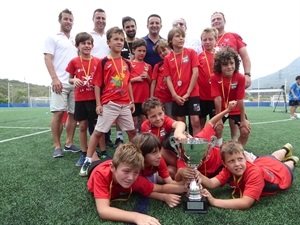 Los Benjamines "B" del C.F. La Nucía posaron con su Copa de Subcampeón junto a Bernabé Cano, alcalde de La Nucía