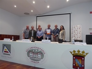 Ramón Doménech se doctoró ayer en la Seu Universitària de La Nucía. En la foto junto a Pedro Lloret, concejal de Cultura, Vicent Martines, coordinador Seu Univesitària, Dr. Vicent Josep Escartí, Director Tesis y los miembros del Tribunal