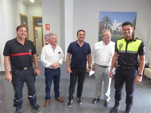 A la entrega de Diplomas acudieron Jaime Lloret, Diputado Provincial de Emergencias, Bernabé Cano, alcalde de La Nucía, Serafín López, concejal de Seguridad Ciudadana y Santiago Rivera, Jefe de Operaciones de Bomberos de la Marina Baixa