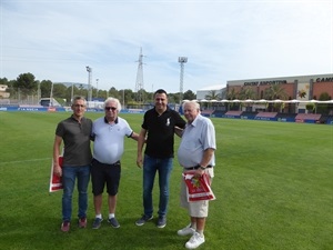 Al finalizar la visita los agentes se fotografiaron con Sergio Villalba, concejal de Deportes