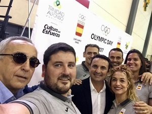 David Cal, máximo medallista español de todos los tiempos, se hizo un 'selfie' junto a Alejandro Blanco, pte. COE, Bernabé Cano, alcalde de La Nucía, Carolina Pascual, medallista española en los juegos de Barcelona '92 y otros deportistas olímpicos españoles