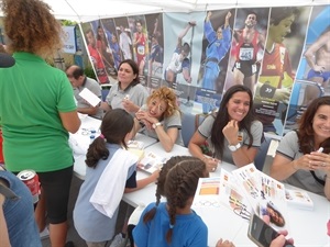 Los deportistas olímpicos en el acto de firmas y fotos con todos los asistentes