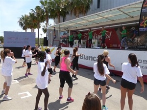 Varias participantes en una exhibición de Zumba