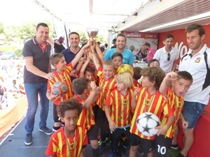 La U.D. Altea ganó la Categoría 2009 y recibió el trofeo de manos de Bernabé Cano, alcalde de La Nucía y Sergio Villalba, concejal de Deportes