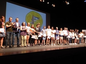 Alumnos del 3º ESO con su diploma de Tutorías entre Iguales junto a los ediles Pepe Cano y Sergio Villalba,