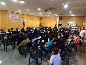 Mª  Jesús Jumilla, concejala de juventud, felicitando al IES La Nucía por el éxito de la actividad de  "cineforum"