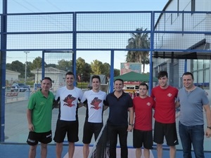 Bernabé Cano, alcalde de La Nucía, y Sergio Villalba concejal de Deportes, en la presentación de la Final del Torneo junto a los finalistas y Gastón Alejandro, pte. Padbol Europa