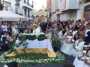 Don Juan Manuel Cortés, Párroco de La Nucía, bendijo a los comulgantes en la Procesión del Corpus Cristi