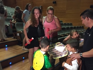 Alumnos de infantil enseñan su orla a Bernabé Cano, alcalde de La Nucía