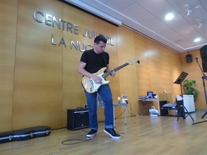 Los alumnos de la Escuela interpretaron todo tipo de composiciones con instrumentos como la guitarra eléctrica