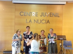 Las alumnas 'senior' de la Escuela durante su actuación ayer en el Centre Juvenil