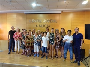 Al finalizar la actuación, los miembros de la Escuela de Música Moderna de La Nucía, con su director Román Rodríguez al frente, se fotografiaron junto a Mª Jesús Jumilla, concejala de Juventud y Beatriz Pérez-Hickman, concejala de Tercera Edad