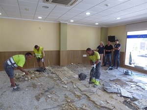 Beatriz Pérez-Hickman, concejala de Bienestar Social, Bernabé Cano, alcalde de La Nucía y Miguel Ángel Ivorra, concejal de Urbanismo, visitando las obras del "Veller"