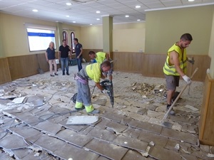 Esta mañana se ha procedido a retirar todo el piso que será sustituido por tarima flotante