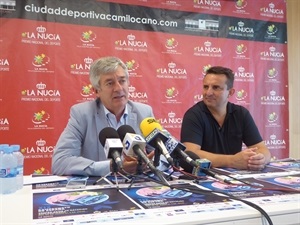 Fernando Carpena, pte. RFEN y Bernabé Cano, alcalde de La Nucía en la presentación del Nacional de Sincronizada Infantil