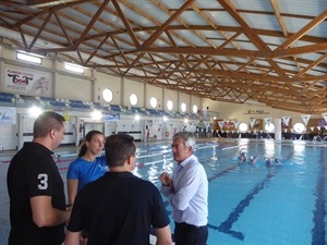 Fernando Carpena, pte. RFEN, visitando la Piscina Climatizada Camilo Cano, donde se desarrollará la competición