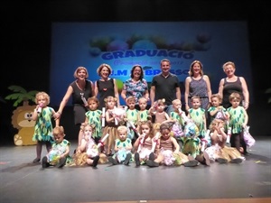 Tona Agulló, directora de "El Bressol", junto a Bernabé Cano, alcalde de La Nucía, y la clase "dels Elefants" durante el "X Festival Fin de Curso" en l'Auditori