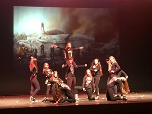 Una de las coreografías de l'Escola de Ball Modern Les Nits