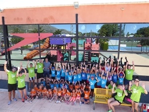 Sergio Villalba, concejal de Deportes, junto a Nano Pelayo, coordinador Piscina La Nucía y los 'campers' del Campamento Multideporte 2017