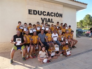 Alumnos y monitores de la Escela MTB junto a Bernabé Cano, alcalde de La Nucía y Sergio Villalba, concejal de Deportes