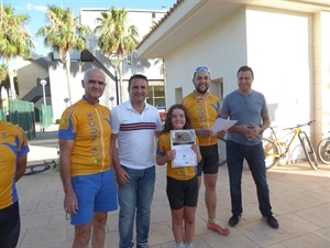 La biker Iluka Duclert recibiendo su diploma, tras su excelente temporada