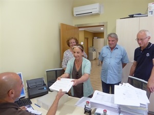 Marina Lucas, pta. Asociación, entregando en el registro del Ayuntamiento las firmas recogidas