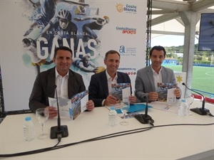 En la presentación de la guía de turismo deportivo han participado el presidente de Diputación César Sánchez, el diputado de Turismo Eduardo Dolón y Bernabé Cano, alcalde de La Nucía