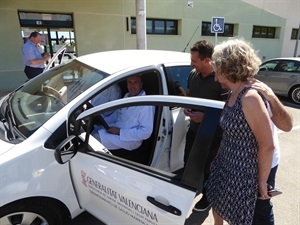 Los facultativos sanitarios en el coche cedido por el Ayuntamiento de La Nucía