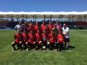 El Juventil del CF La Nucía en su debut en la Costa Blanca Cup en "casa" junto a Sergio Villalba, concejal de Deportes