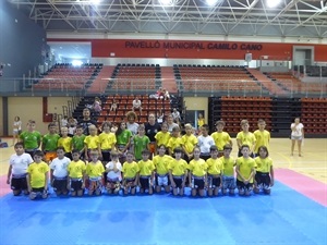 Los alumnos de la Escuela de Muay Thai junto a sus monitores y Eva Naranjo