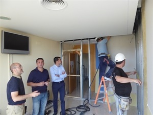 Miguel A. Ivorra, concejal de Urbanismo y Bernabé Cano, alcalde de La Nucía visitando las obras del Centro Social Calvari