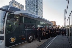 Foto de Nelly del Arbo. LA OJPA junto al autobús rotulado con la promoción turística de La Nucía, también está Francesc Semepere, Dtor AUditori La Nucía