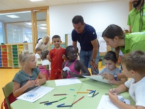 Beatriz Pérez- Hickman, concejala de Bienestar Social y Bernabé Cano, alcalde de La Nucía, visitando l'Escola d'Estiu