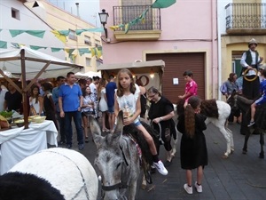 El carrusel accionado a pedales es una de las atraccioens infantiles