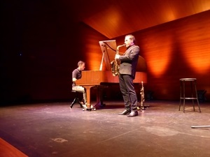 El saxofonista Román Rodríguez en pleno concierto