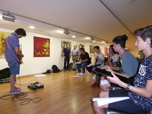 Román Rodríguez, dtor Curso y Pedro Lloret, concejal de Cultura, visitando una de las clases del Curso de Música Moderna