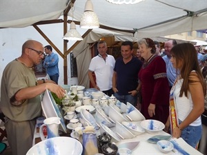 Puesto de alfarería del Mercado Medieval visitado por Bernabé Cano, alcalde de La Nucía y Elvira Geurts, org. Mercado Medieval